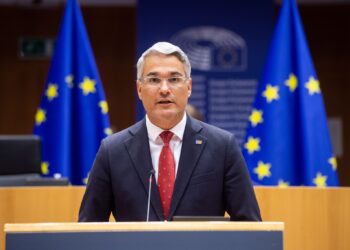 Europarlamentarul Dragoș Pîslaru susține că PSD-PNL-UDMR vrea să le dea demnitarilor banii pensionarilor
