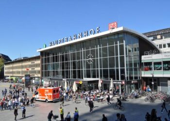 Doi români l-au jefuit pe un bărbat care dormea în Gara Centrală din Koln. Banii furați au fost găsiți în chiloții unuia dintre indivizi