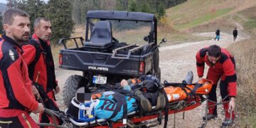 Salvamontiștii din Poiana Brașov au salvat un ciclist columbian accidentat pe traseul de ciclism albastru