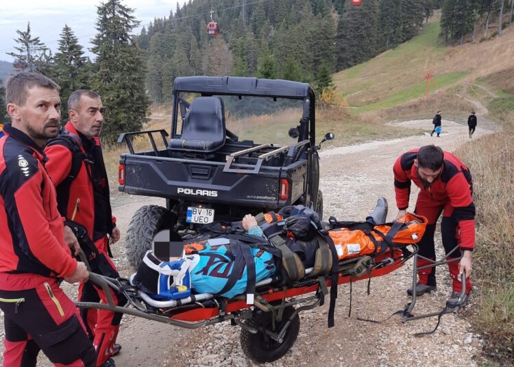 Salvamontiștii din Poiana Brașov au salvat un ciclist columbian accidentat pe traseul de ciclism albastru