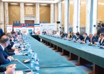 Elevii și profesorii din liceele tehnologice și școlile profesionale din domeniul auto au primit 1.800 de manuale 