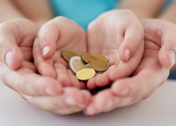 Ordinul comun între Ministerul Familiei, Tineretului și Egalității de Șanse și Ministerul Muncii și Solidarității Sociale a fost pus în dezbatere publică: ”Tinerii care au împlinit 18 ani și își continuă școala sau care și-au găsit un loc de muncă vor primi lunar o indemnizație de 2.522 de lei, până la vârsta de 26 de ani”