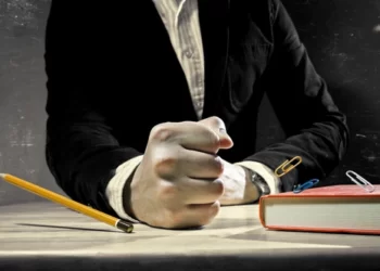 Un profesor din Covasna a ajuns în arest pentru că ar fi lovit mai mulți elevi