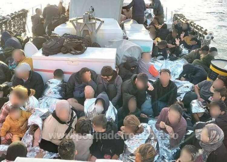 Polițiștii de frontieră români au salvat 108 persoane aflate la bordul unui yacht în Marea Mediterană