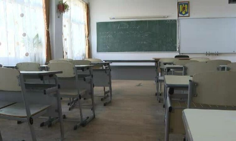 Un elev de 13 ani a ajuns la spital, după ce a fost înjunghiat de un coleg. Evenimentul a avut loc în una dintre pauze