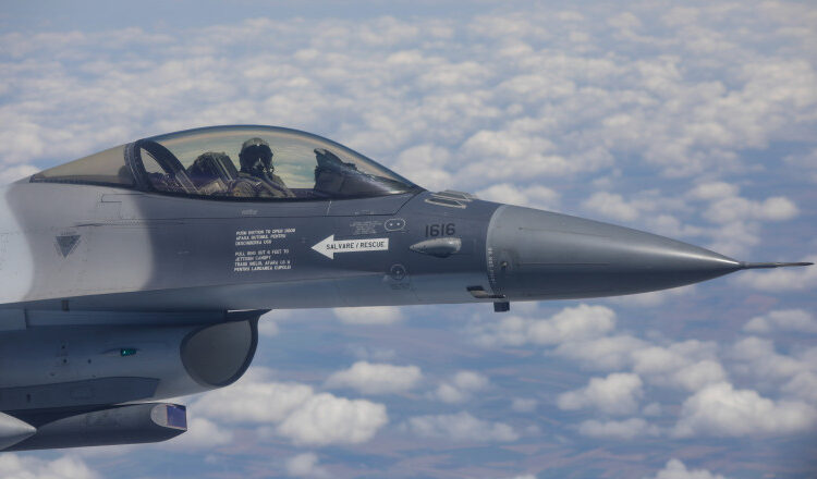 Aeronavele Forțelor Aeriene Române au escortat o aeronavă civilă, în urma unei alerte cu bombă