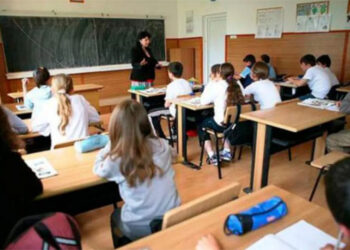 Ministerul Educației descurajează practicile unităților de învățământ care trec la „orarul de iarnă” și reduc durata orelor și a pauzelor