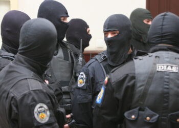 Două persoane care au încercat să dea mai multe spargeri în două nopți au fost prinși de polițiști