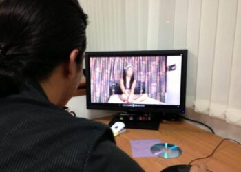 DIICOT Bistrița-Năsăud a reținut un individ pentru pornografie și act sexual cu un minor. Persoana vătămată este o minoră de 13 ani