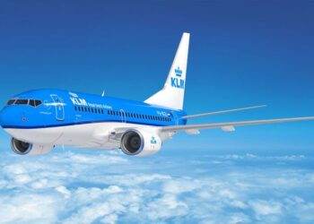 O femeie care nu știa că este însărcinată a născut în timpul unui zbor