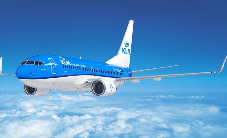 O femeie care nu știa că este însărcinată a născut în timpul unui zbor