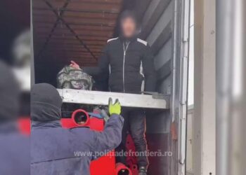 Doi palestinieni au fost descoperiți ascunși în semiremorca unui camion încărcat cu utilaje agricole, în PTF Giurgiu