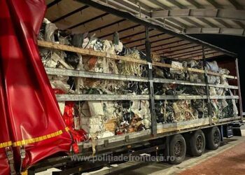 Polițiștii de frontieră din PTF Borș II au descoperit un camion cu peste 23 de tone de deșeuri