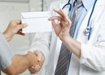 Flagrant pentru luare de mită în formă continuată, la secția de Oncologie a SJU Suceava