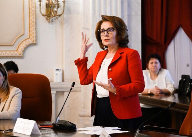 Senatoarea Nicoleta Pauliuc îl face muci pe Alexandru Rafila: „Condamnă la moarte bolnavii de cancer!”