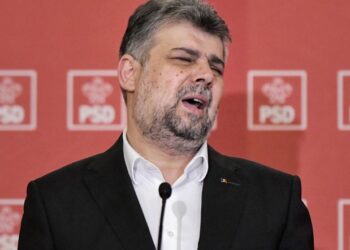 Marcel Ciolacu, huiduit de profesori, care s-au strâns ad-hoc în timpul discursului ținut de acesta de Ziua Eroilor!