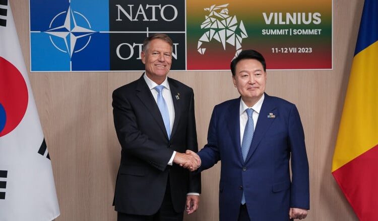 Klaus Iohannis s-a întâlnit la Summitul de la Vilnius cu președintele Adunării Parlamentare NATO și cel al Coreei de Sud!