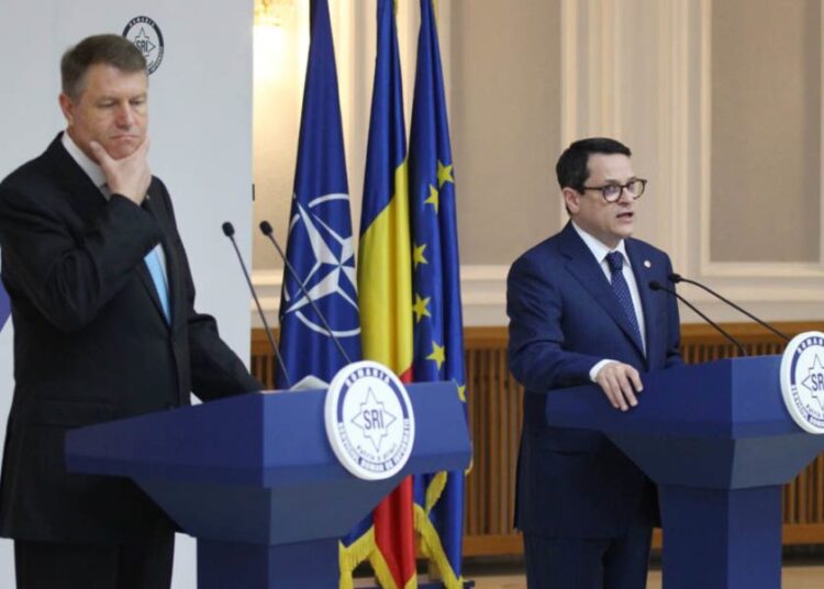 Klaus Iohannis l-a lăudat pe Eduard Hellvig la final de mandat: „SRI a redevenit o instituție ghidată de principiile democratice!”
