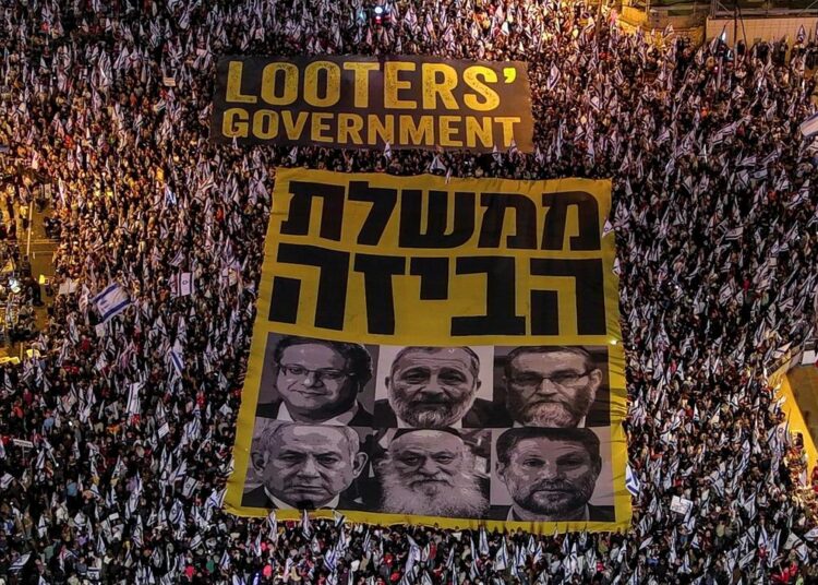 Protestele continuă la Tel Aviv! Netanyahu face abuz de putere, nimicind Justiția!