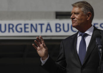 Klaus Iohannis l-a făcut muci pe primarul din Crevedia, după ce i-a vizitat pe pompierii arși!