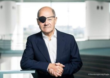 Olaf Scholz, pirat în devenire? De ce poartă un petic pe ochi?