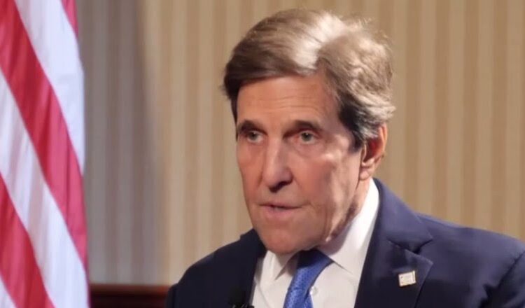 John Kerry: România ar putea folosi gazul natural pentru tranziţia către surse curate de energie!