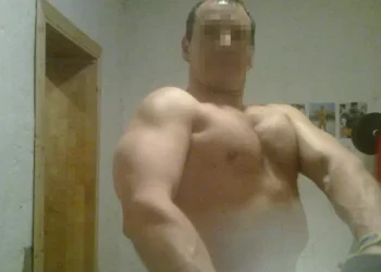 Super bombardierul! A tăiat o butelie de gaz cu flexul și s-a aruncat în aer, când polițiștii au intrat peste el. Pe câți dintre ei a reușit să îi omoare?