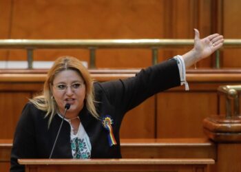 Diana Șoșoacă s-a dezlănțuit după ce Volodimir Zelenski, a ajuns la Parlament: „I-am transmis că nu îl bate mama națiunii, imediat a prins curaj piticul dansator!”