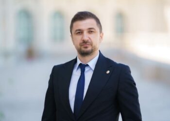 Adrian Axinia (AUR) Subliniază Necesitatea Creșterii Salariului Minim pentru a Combate Sărăcia