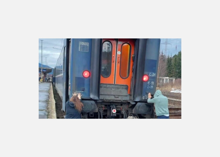 Numeroși pasageri au început să împingă un tren care a rămas blocat după ce locomotiva sa a suferit o defecțiune în zona Predeal.