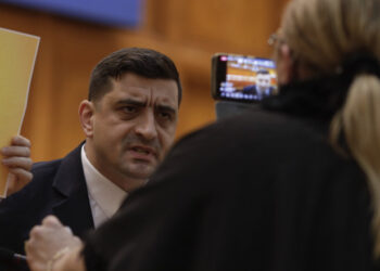 Derapaje halucinante în plenul Parlamentului. Simion către Șoșoacă: „Te agresez sexual, scroafo!” .