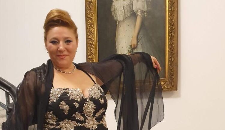 Cum s-a sucit sexy senatoarea Șoșoacă pentru a deveni parlamentar. În 2017: „Moastele sunt morti putreziti!”