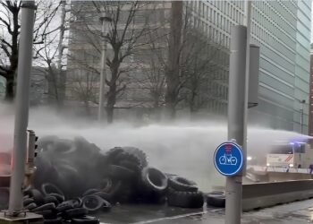 Haos pe străzile Bruxelles-ului! Fermierii au blocat străzile și au dat foc la cauciucuri!