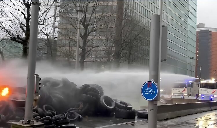 Haos pe străzile Bruxelles-ului! Fermierii au blocat străzile și au dat foc la cauciucuri!