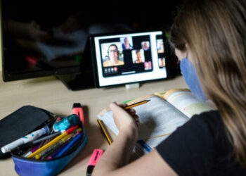 Prof. Nina Vasile: Cu cât urcă gradul de digitalizare, cu atât scad competențele cognitive ale elevilor. Scrisul de mână se uită, greșelile gramaticale devin normă