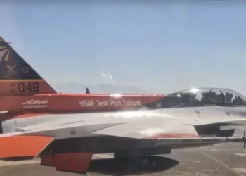 Un avion F-16 condus de inteligență artificială a efectuat primul test de luptă aeriană în fața unui pilot uman
