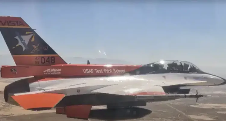 Un avion F-16 condus de inteligență artificială a efectuat primul test de luptă aeriană în fața unui pilot uman
