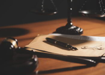 Ghidul pentru alegerea unui avocat drept penal: Cum să faci cea mai bună alegere în situații critice