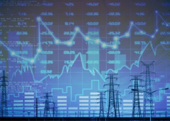 Prețul energiei electrice spot a scăzut pe piața românească și în martie, sub plafonul compensat de Guvern