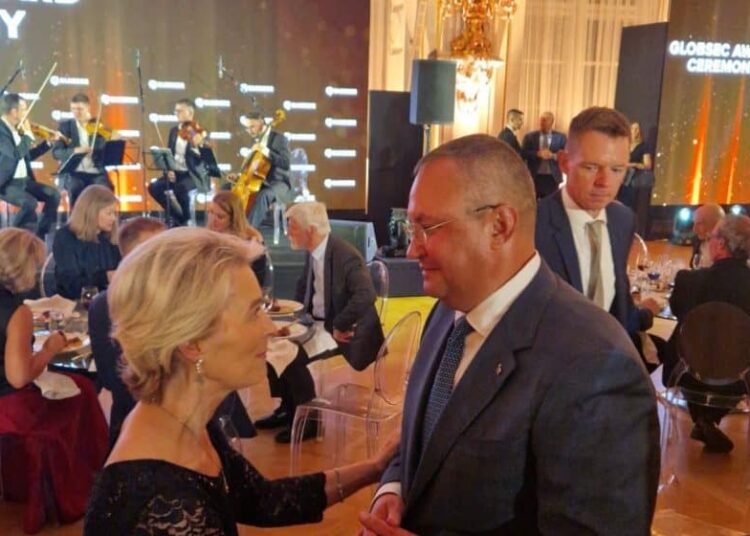 Nicolae Ciucă s-a pupat cu Ursula von der Leyen, în numele globalismului