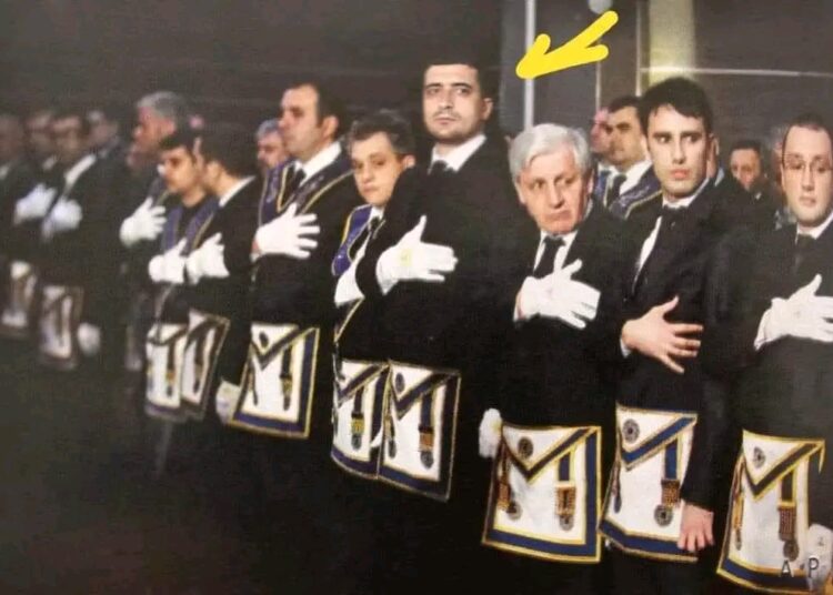 Presa minte grosolan! Poză cu George Simion mason?