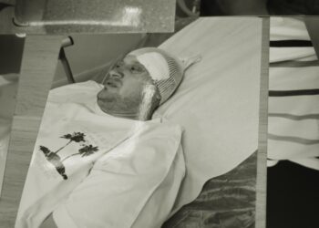 Tatăl a doi copii, bătut cu bestialitate, în timp ce polițiștii au dormit!