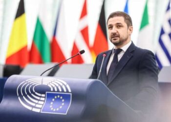 Adrian Axinia: Trădare și lovitură de stat. Au distrus democrația și atacă mediul de afaceri. Vor ca românii să plece din țară!