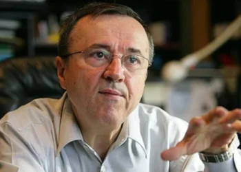 Ion Cristoiu: „O premieră postdecembristă – Steagul României a coborât în stradă! Pentru prima dată după decembrie ’89, strada e stăpânită de suveraniști, nu de tefelişti”