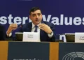 George Simion: Începutul lunii trebuie să îl găsescă plecat pe Iohannis