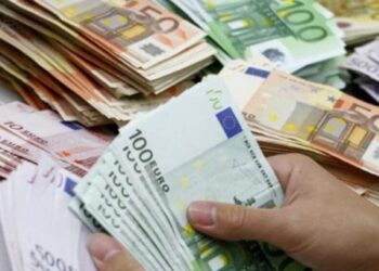 Sfatul unui celebru economist: „În această perioadă e bine să ai cât mai mult cash. Banca îți dă umbrela când e soare afară”