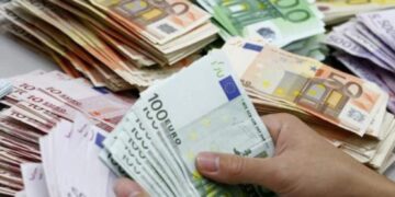 Sfatul unui celebru economist: „În această perioadă e bine să ai cât mai mult cash. Banca îți dă umbrela când e soare afară”