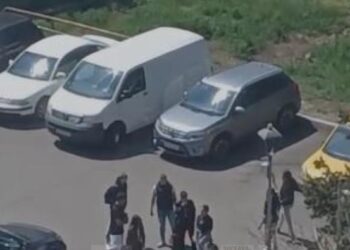 Gală Local Kombat ad-hoc la Suceava, chiar lângă Liceul Alimentar. Ce le-au băgat în mâncare fetelor, de s-au luat la bătaie?