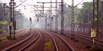 Oradea: Femeie ținută cu forța pe calea ferată și lovită mortal de tren