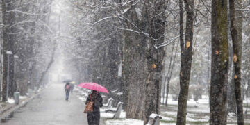 ANM a anunțat furtuni cu grindină, frig, ploi puternice și chiar ninsori, până luni. Cod galben de vânt puternic